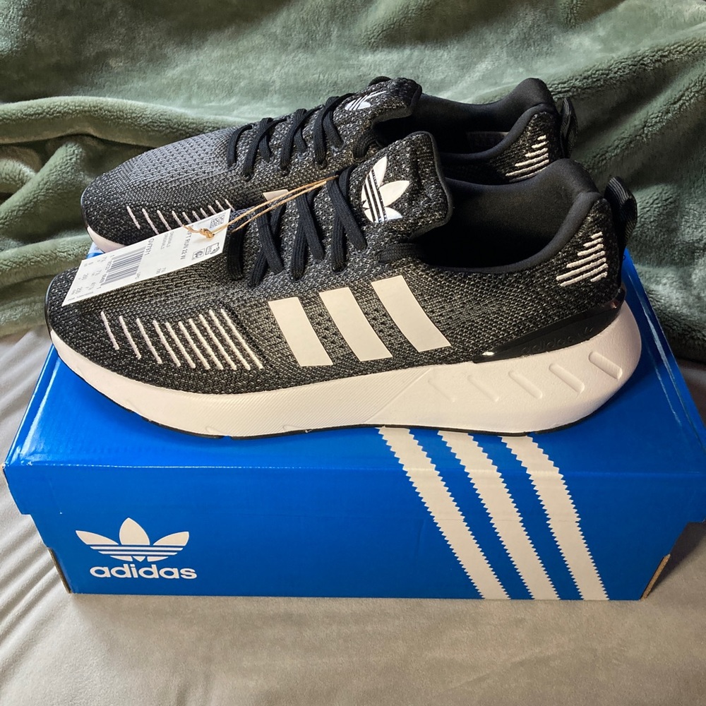 Adidas swift run, size 9, black shoes